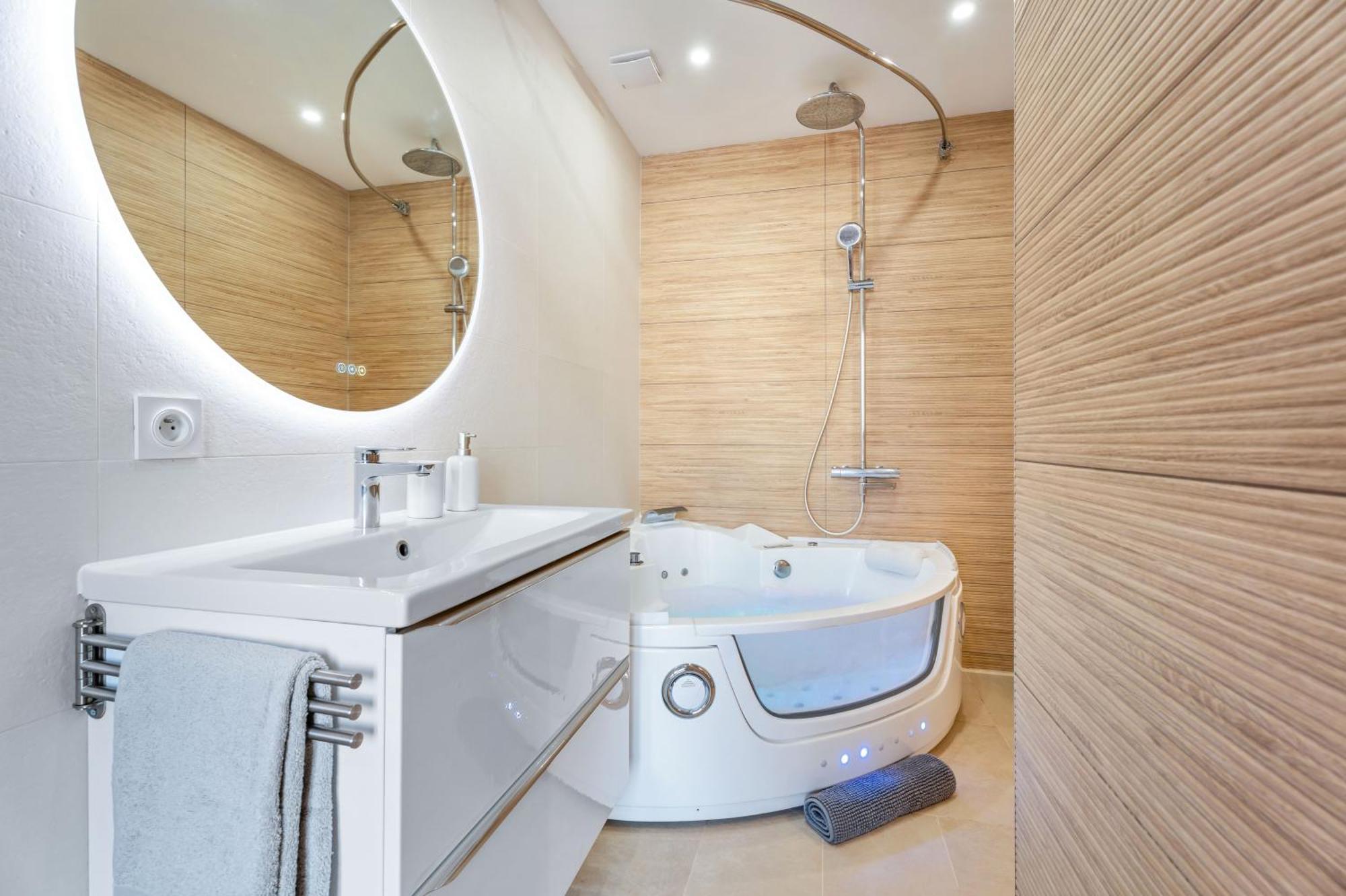 Nice Renting - Love Room Massena - Luxe Room - Jacuzzi - Terrace - King Bed - Ac Ngoại thất bức ảnh